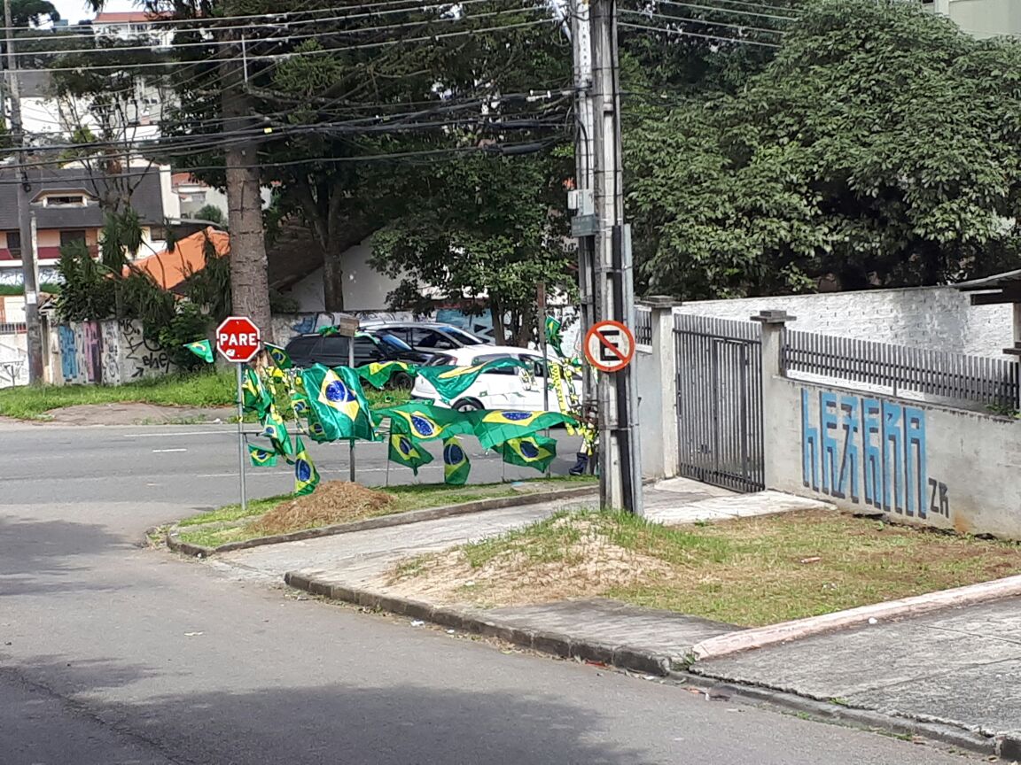 Faixas e bandeiras à venda.